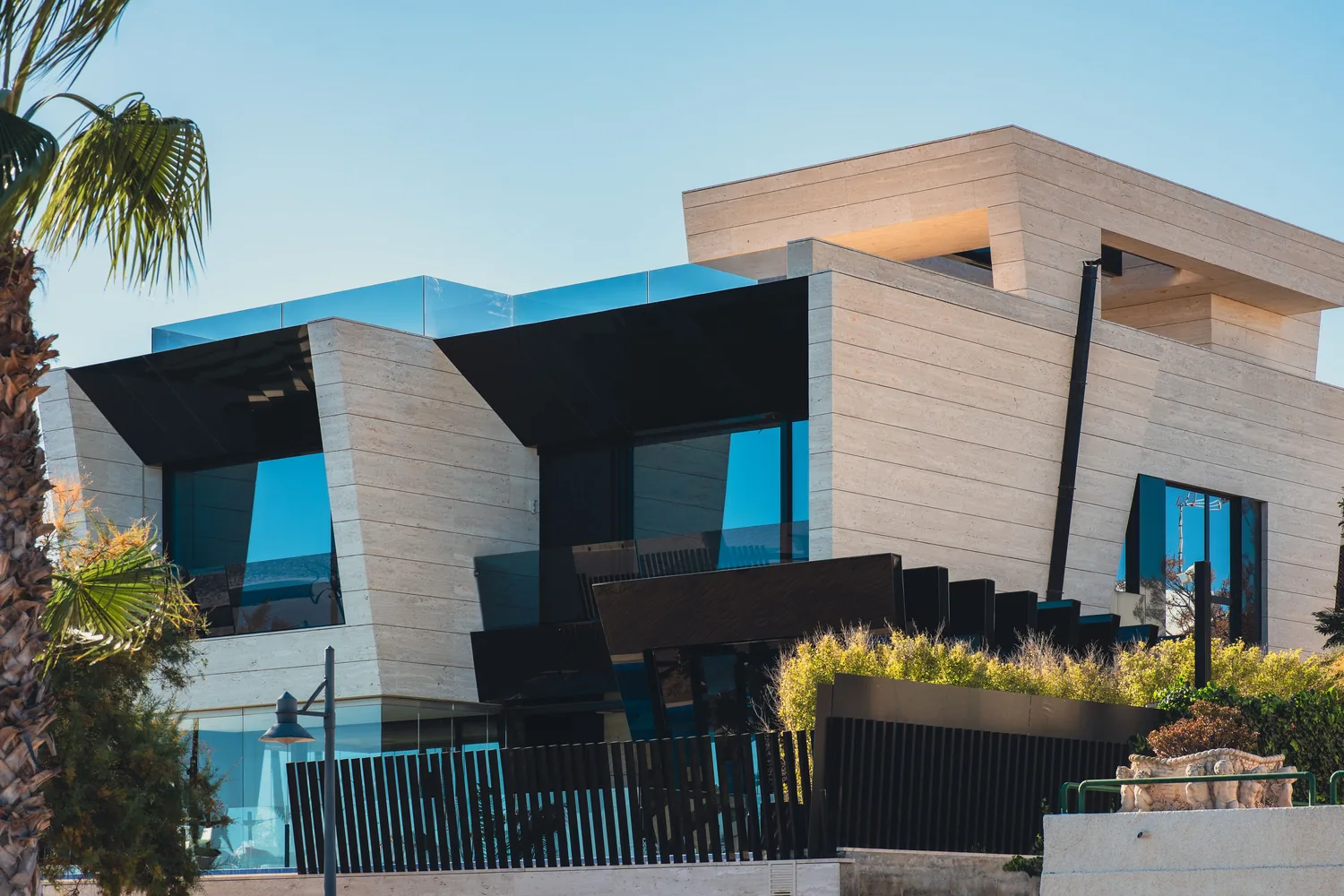 Casa con ventanas polarizadas